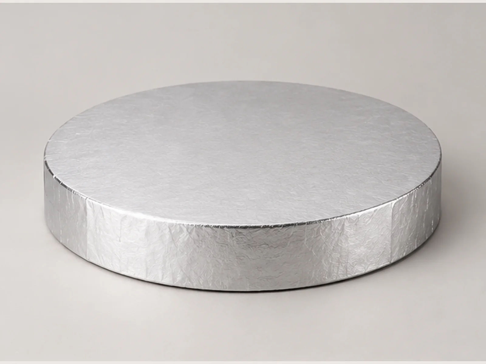 Silver cake drum with thick wrapped edge